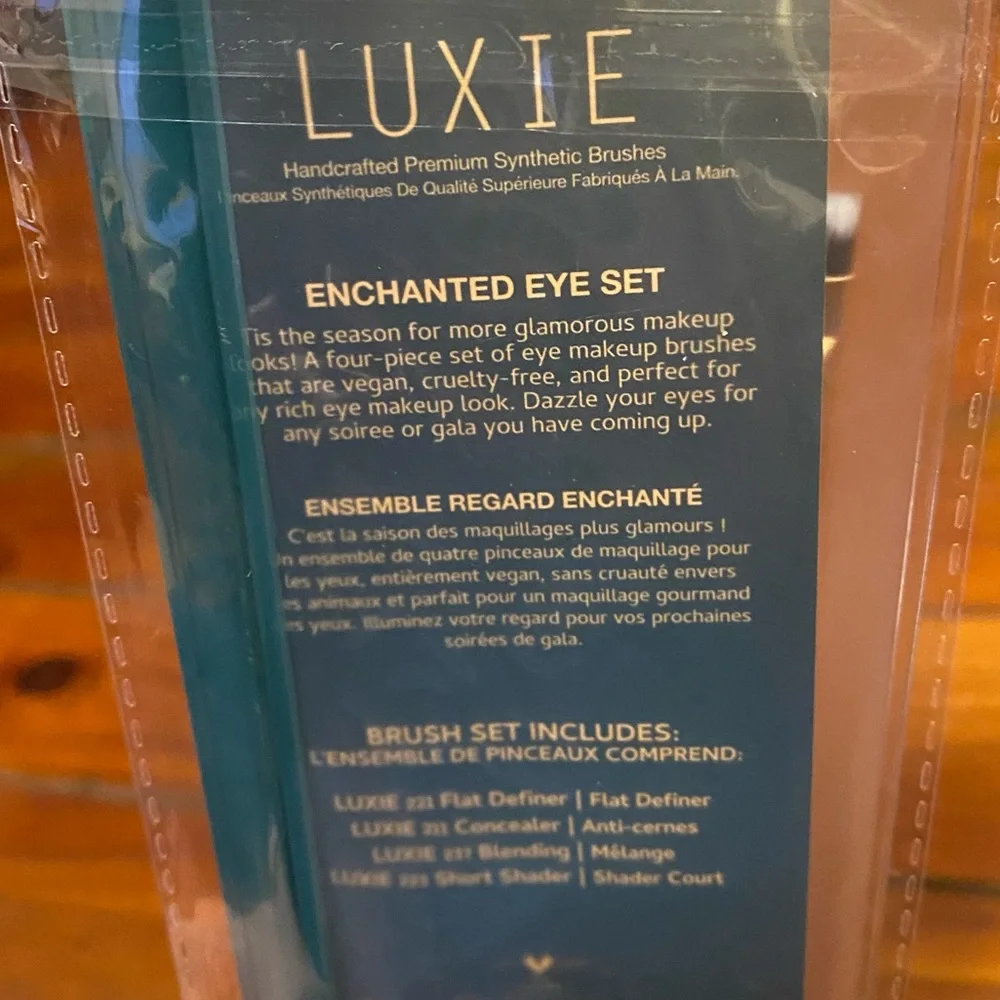 LUXIE Enchanted Eye Set Comes with case Make Up Brush Set NWT